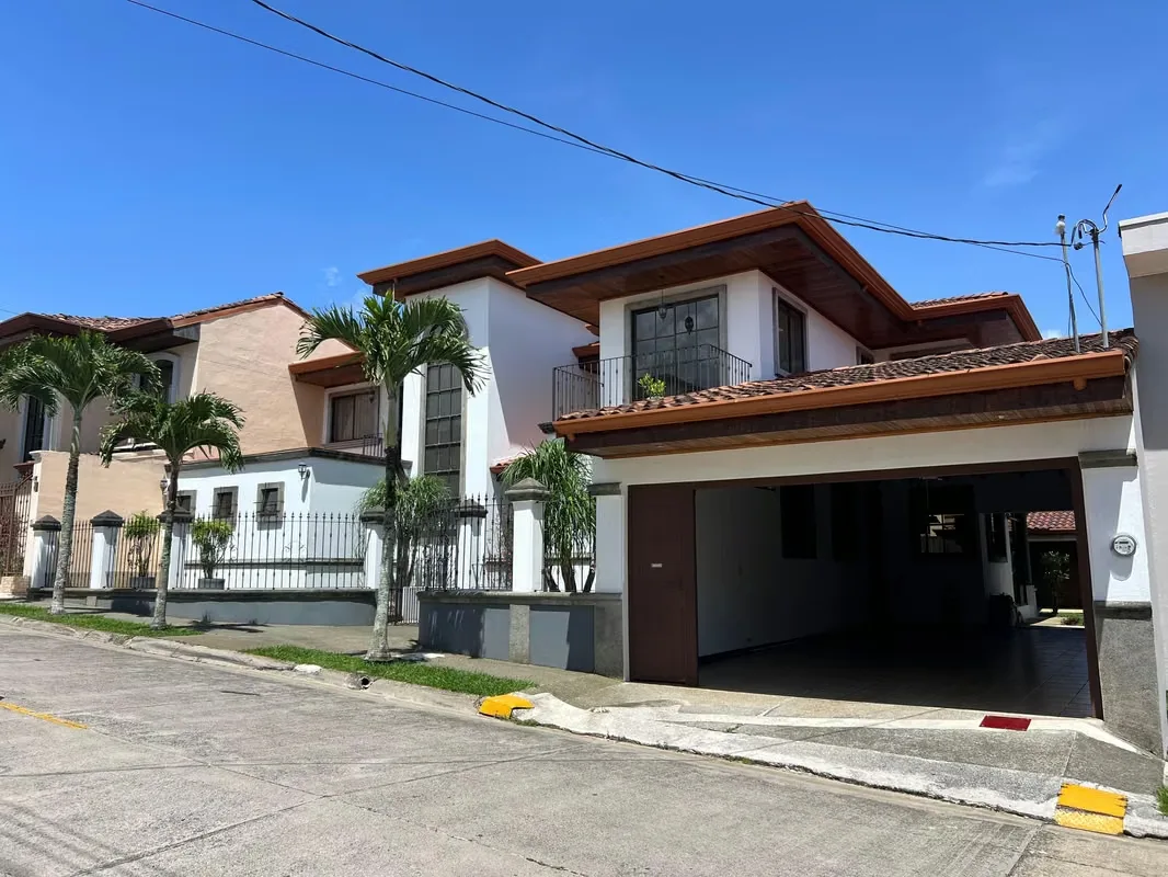Exclusiva casa de ensueño en Residencial La Amada – ¡Viva con estilo y seguridad!