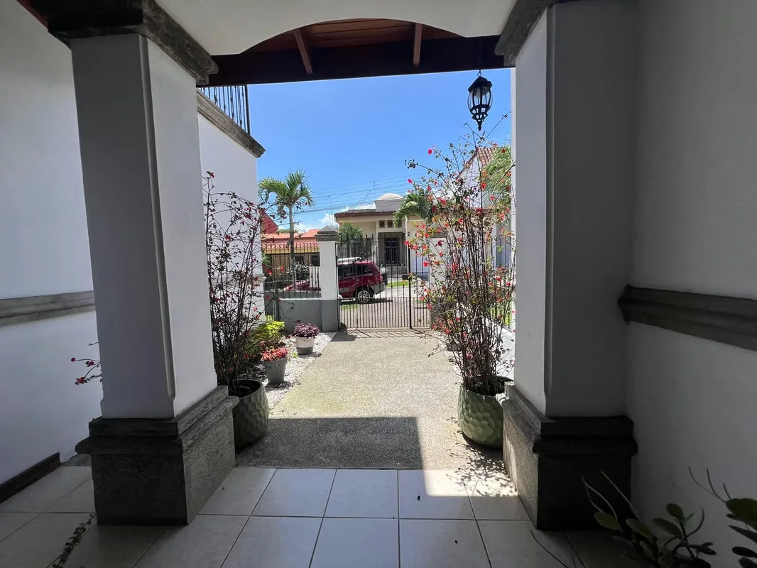 Exclusiva casa de ensueño en Residencial La Amada – ¡Viva con estilo y seguridad! — photo 3