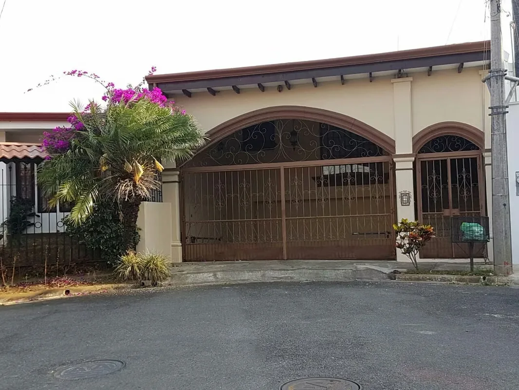 Esta hermosa casa se encuentra ubicada en el tranquilo y seguro cantón de La Unión, en la provincia de Cartago, a pocas cuadras del Colegio St Clare y Terramall. Con una superficie ...