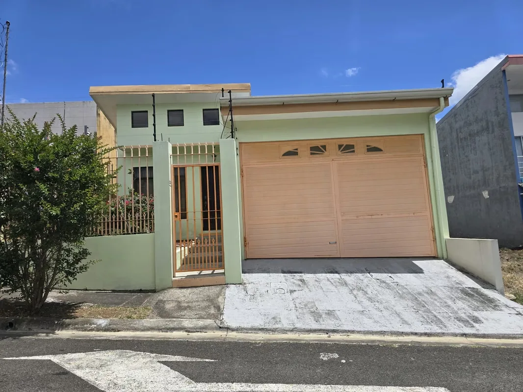Esta hermosa e iluminada casa se encuentra ubicada en Urbanización Omega, La Unión, Cartago, cerca del Colegio Saint Clare y de comercio en general.