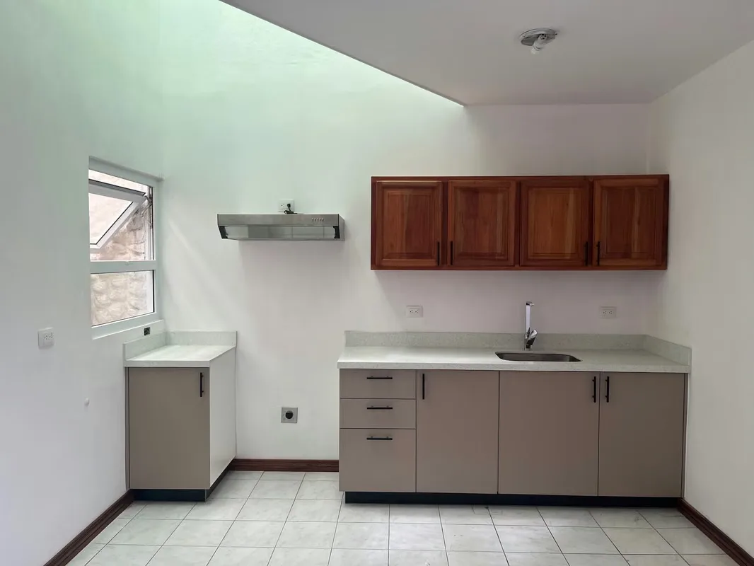 Disfruta de un amplio y cómodo apartamento, ideal para quienes buscan espacios funcionales y un ambiente tranquilo. Cuenta con dos habitaciones espaciosas, una cocina amplia, sala de ...