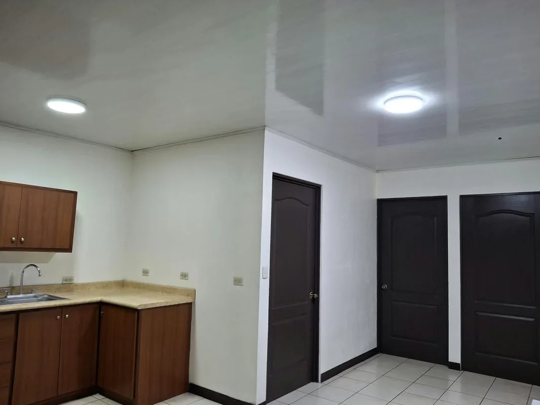 El apartamento cuenta con 1 dormitorio amplio (max 2personas), cuarto de pilas, sala- comedor - cocina, baño amplio.