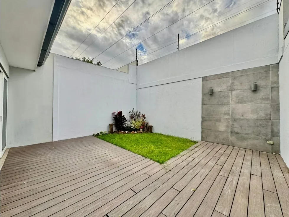 ¡Les presentamos una oportunidad única de adquirir una hermosa casa de dos niveles en un condominio familiar ubicado en Escazú! Este hogar ofrece una combinación perfecta de ...