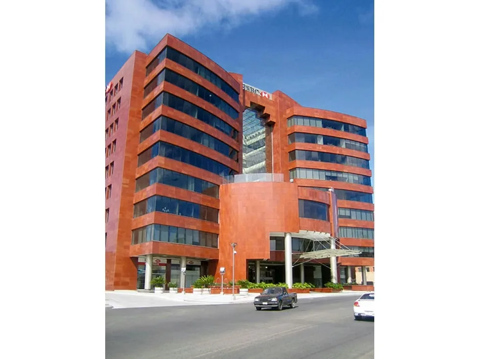 Oficina de 813m2 con una excelente ubicación y vista. Muy cerca de Multiplaza y sitios de conveniencia. El condominio cuenta con generador de planta electica, seguridad 24/7, Sistema ...