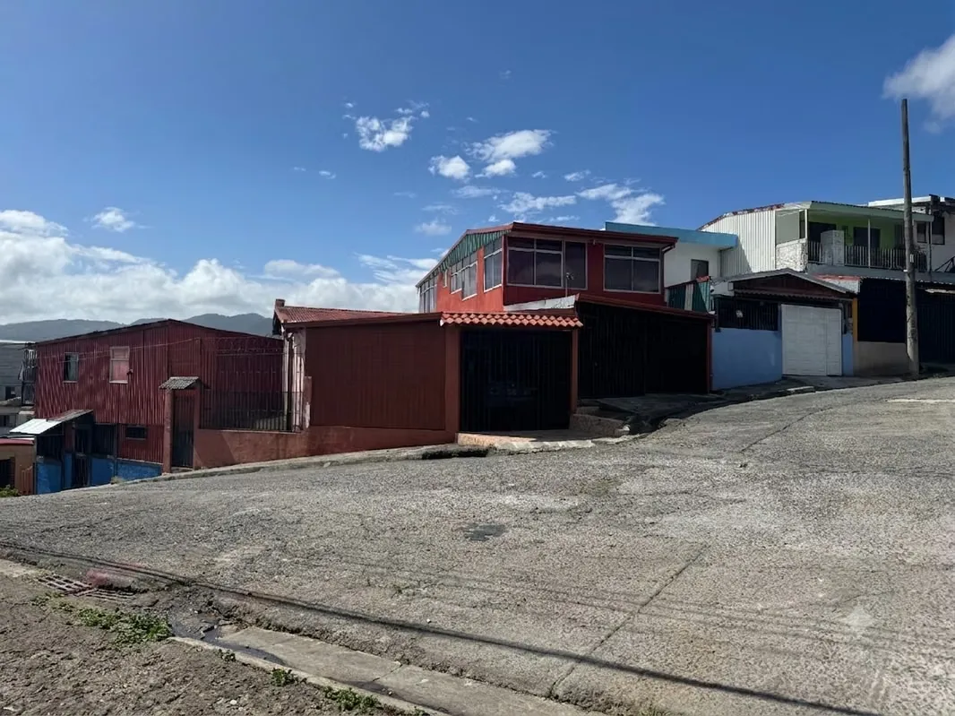 ¿Buscás una casa amplia, moderna, súper segura y que cumpla con los más altos estándares? Esta hermosa propiedad de dos ... — photo 2