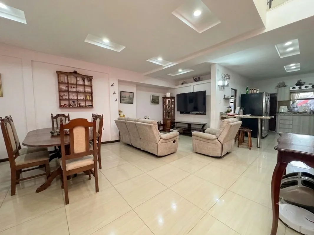 ¿Buscás una casa amplia, moderna, súper segura y que cumpla con los más altos estándares? Esta hermosa propiedad de dos ... — photo 3