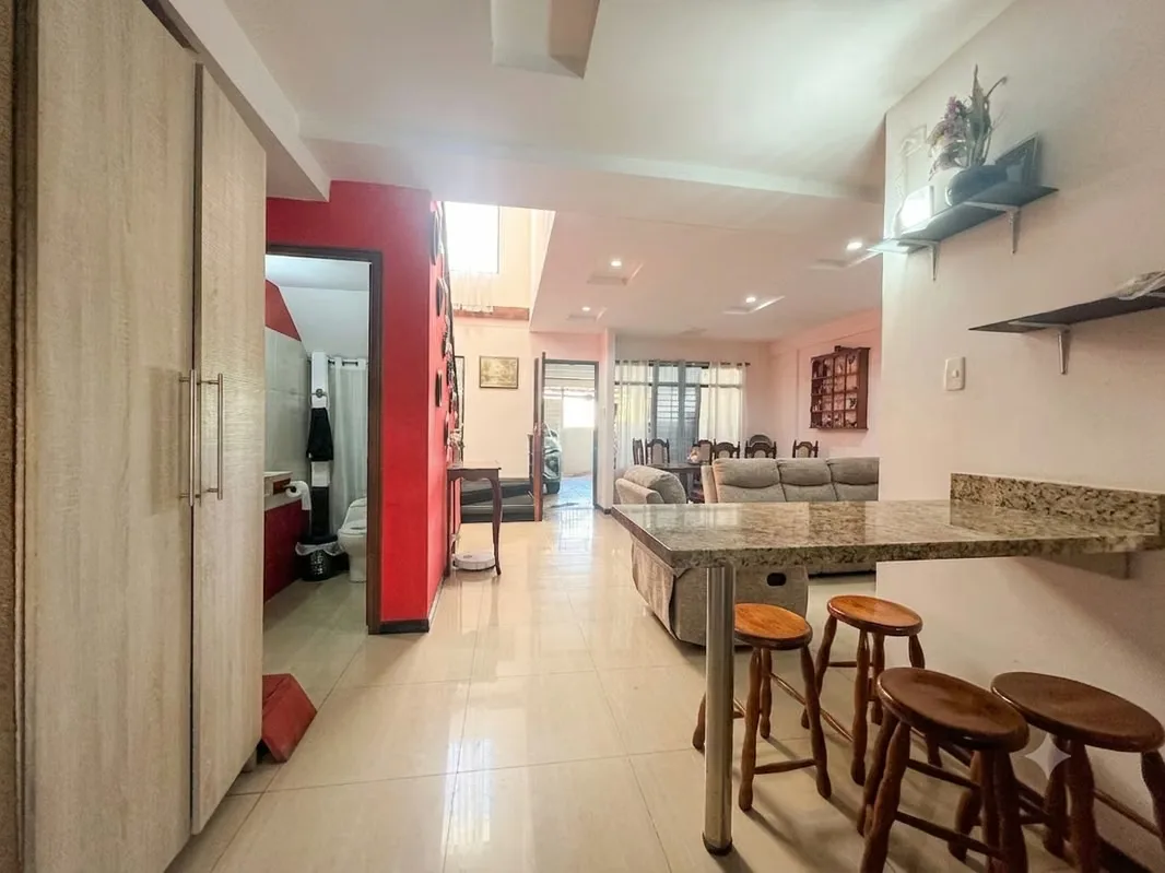 ¿Buscás una casa amplia, moderna, súper segura y que cumpla con los más altos estándares? Esta hermosa propiedad de dos ... — photo 4