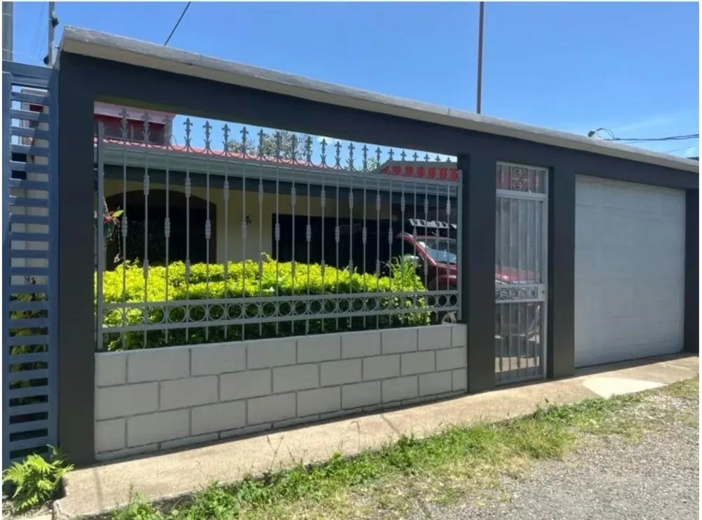 A pasos de la Escuela, a pasos del Hotel Bougainvillea y de todos los servicios públicos de la zona.