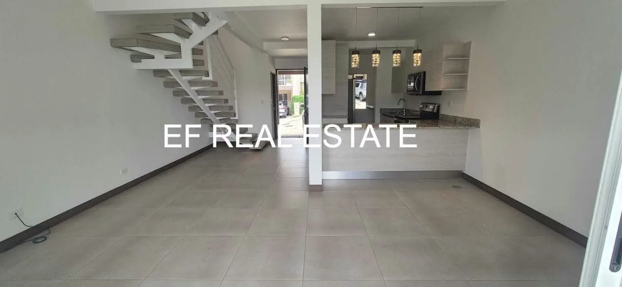 Sala y comedor integrados en un solo ambiente, creando un espacio amplio, moderno y lleno de luz natural, ideal para compartir en familia y con amigos.