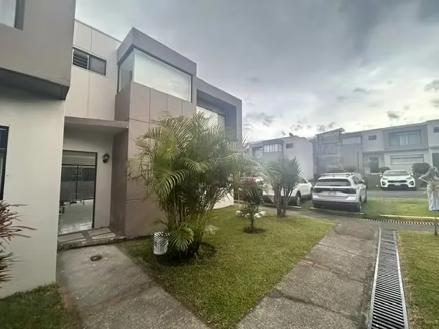 Alquiler de apartamento ubicado dentro de un condominio pequeño con convivencia familiar y tranquila, con seguridad diurna en MERCEDES NORTE, HEREDIA.