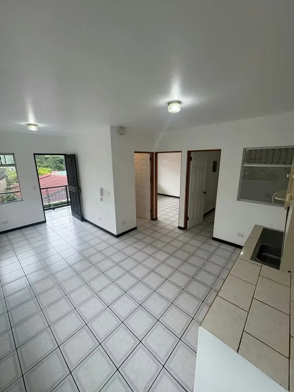 Se alquila apartamento en Tibás, segunda planta, 1 habitación.