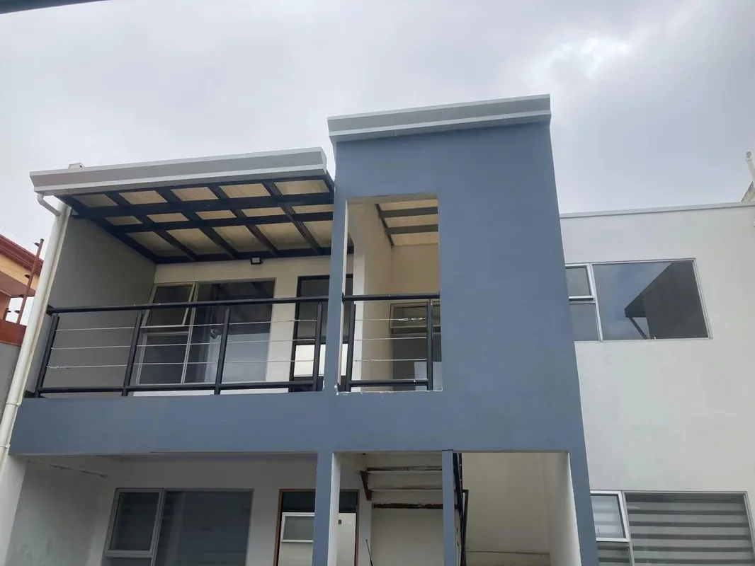Apartamento en muy buenas condiciones ya que la construcción tiene aproximadamente 3 años, está ubicado en segunda planta, es muy seguro y cercano a zonas altamente comerciales, ...