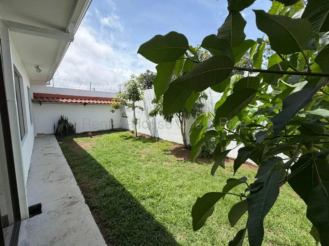 Descubre el equilibrio ideal entre tranquilidad, seguridad y confort en esta encantadora residencia ubicada en una tranquila calle sin salida de San Pablo de Heredia. Uno de los ...