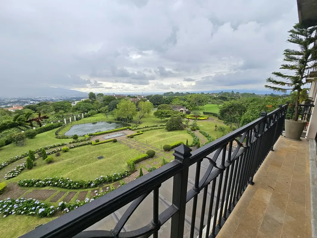 Vista inigualable a las montañas y a los exuberantes jardines del condominio.
