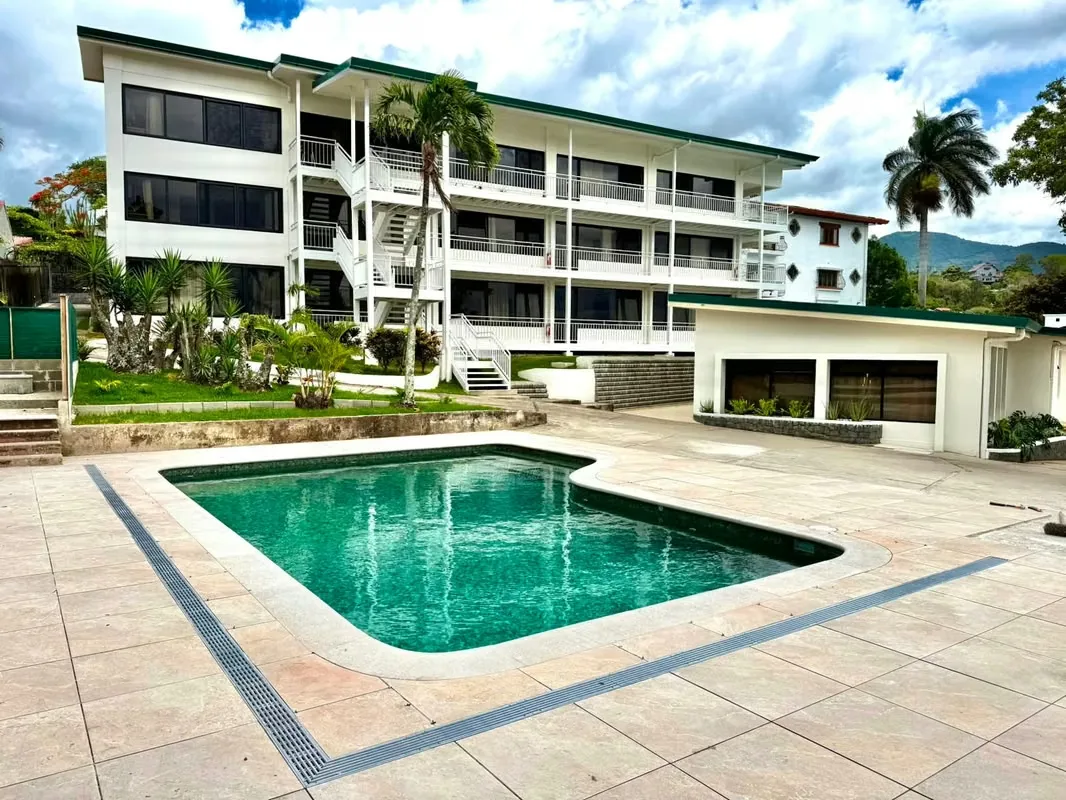 Imagina despertar cada día en un oasis de tranquilidad y sofisticación, donde la luz natural inunda cada rincón gracias a los ventanales de piso a techo. Este apartamento tipo ...