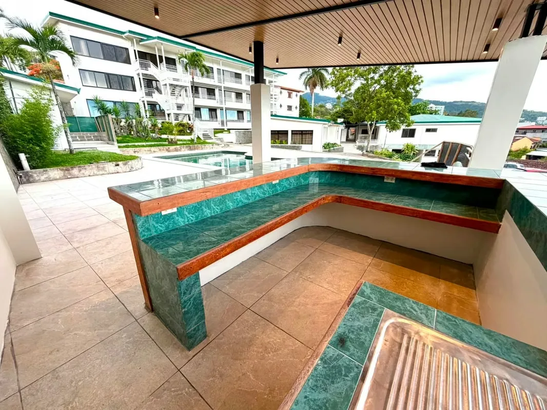 Imagina despertar cada día en un oasis de tranquilidad y sofisticación, donde la luz natural inunda cada rincón gracias a los ventanales de piso a techo. Este apartamento tipo ... — photo 2