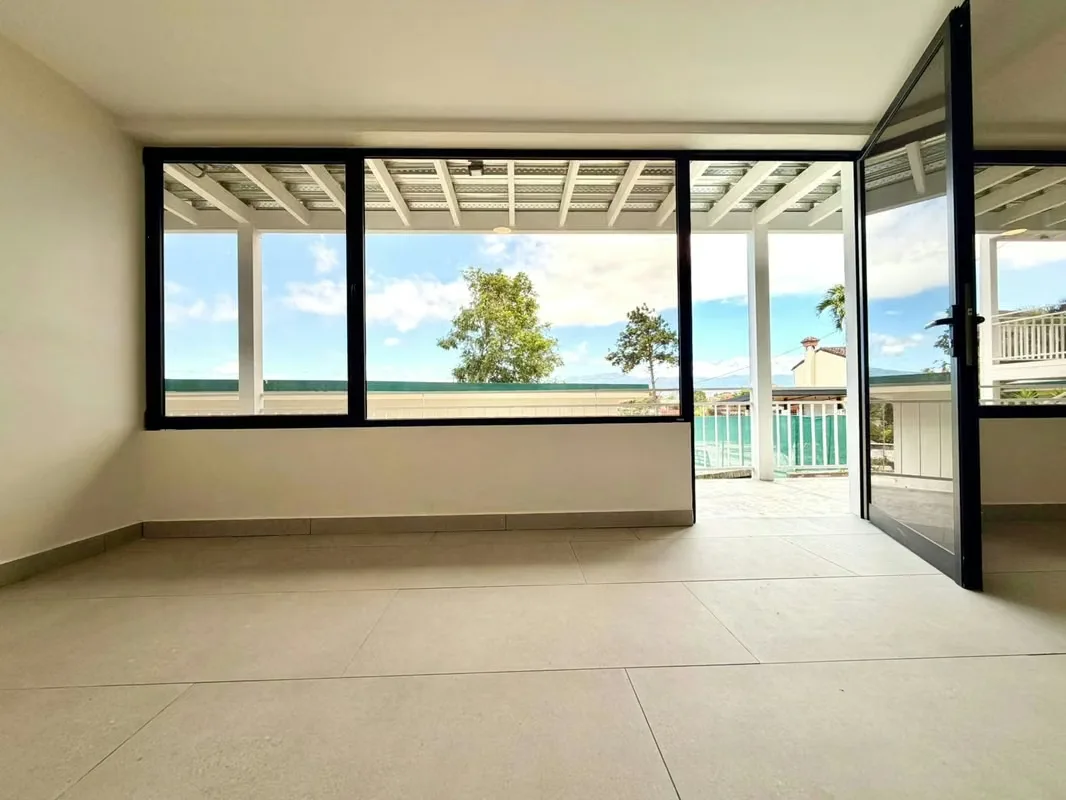 Imagina despertar cada día en un oasis de tranquilidad y sofisticación, donde la luz natural inunda cada rincón gracias a los ventanales de piso a techo. Este apartamento tipo ... — photo 4