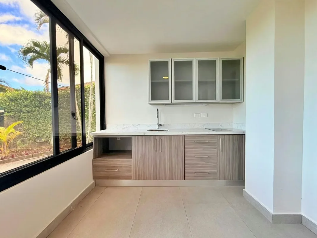 Imagina despertar cada día en un oasis de tranquilidad y sofisticación, donde la luz natural inunda cada rincón gracias a los ventanales de piso a techo. Este apartamento tipo ... — photo 5