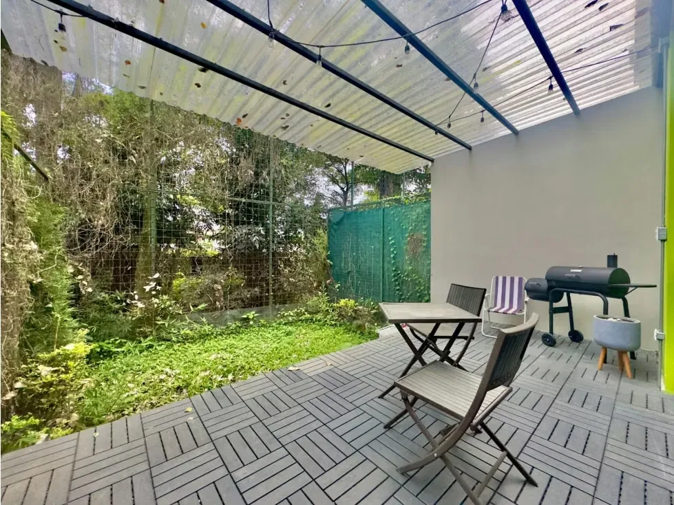Apartamento con jardín tipo estudio, cuenta con una gran variedad de servicios en un radio de pocos metros, tales como tiendas de conveniencia, farmacias, supermercados, estaciones de ...