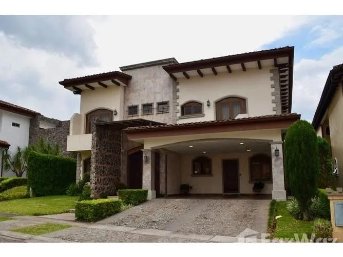 5 Bedroom House for Sale in Santo Domingo, Heredia for $850,000