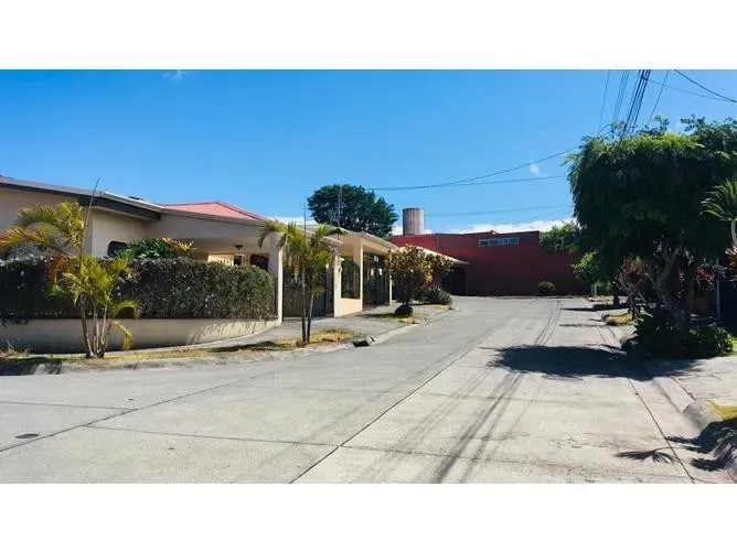 4 Bedroom House for Sale in Flores, Heredia for $175,000