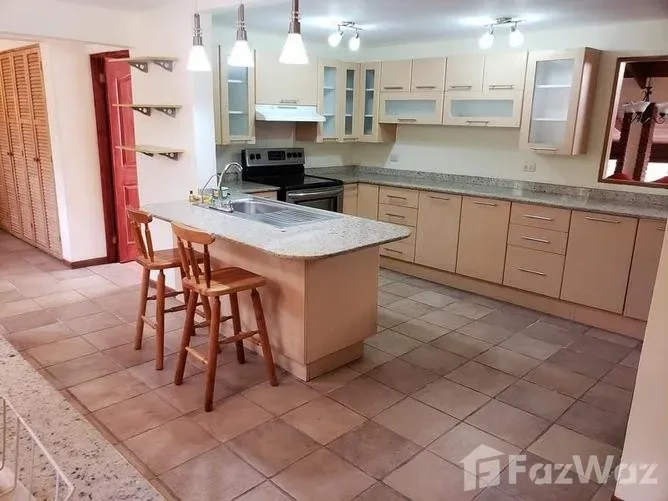 4 Bedroom House for Sale at Santa Ana for $380,000