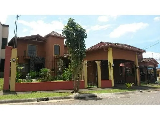 4 Bedroom House for Sale in Flores, Heredia for $325,000