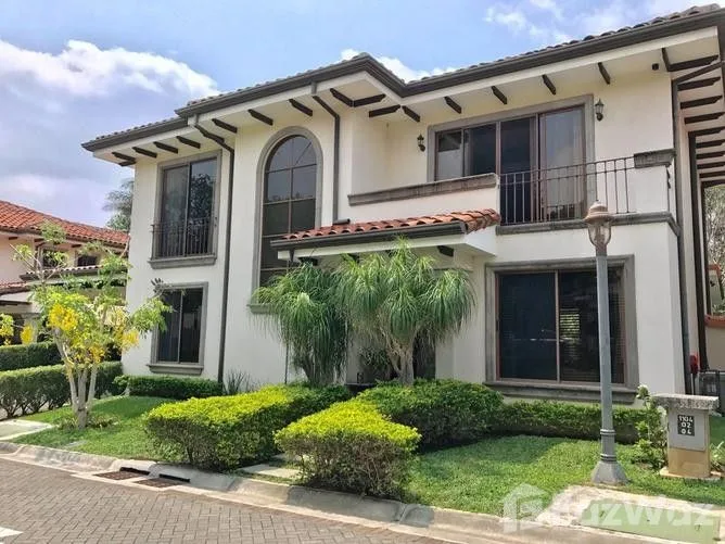 5 Bedroom House for Sale at Santa Ana for $640,000