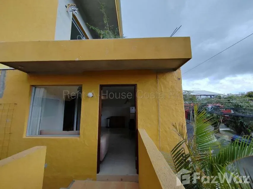Este hermoso apartamento ubicado en Pinares de Curridabat lo tiene todo. A solo 3 minutos caminando de Walmart, 6 ...