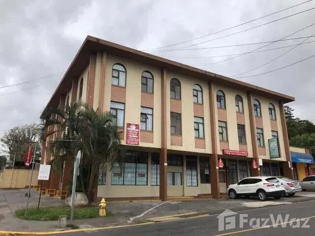 Excellent option for living in one of the most convenient areas of Escazú, very close to Avenida Escazú, shops, restaurants, supermarkets, and main access roads.