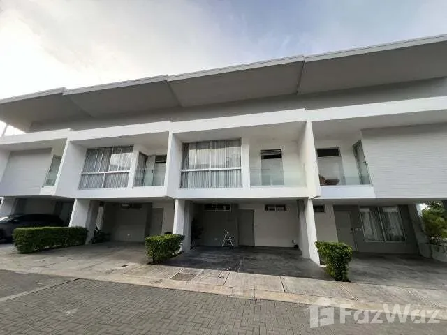 Aproveche la oportunidad de estrenar casa dentro de un exclusivo condominio de 52 unidades en Escazú, con la oportunidad de elegir entre 3 preciosos modelos.