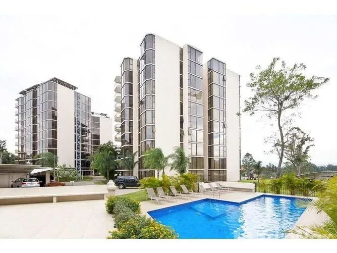 Se alquila hermoso apartamento con finos acabados y con impecable mantenimiento general