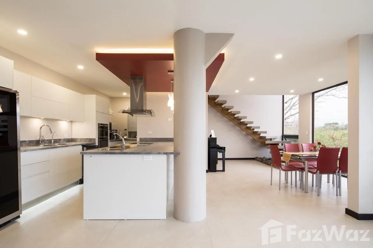 Venta casa de lujo multinivel con vistas, 6 habitaciones y suite privada #25-627 GS
