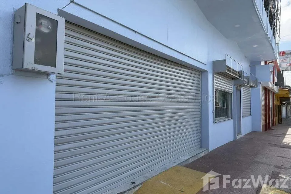 Propiedad comercial en el centro de Heredia con más de 1000 m² de construcción sobre un terreno de 868.2 m². Frente a calle pública y gran exposición vehicular, integra un local ...
