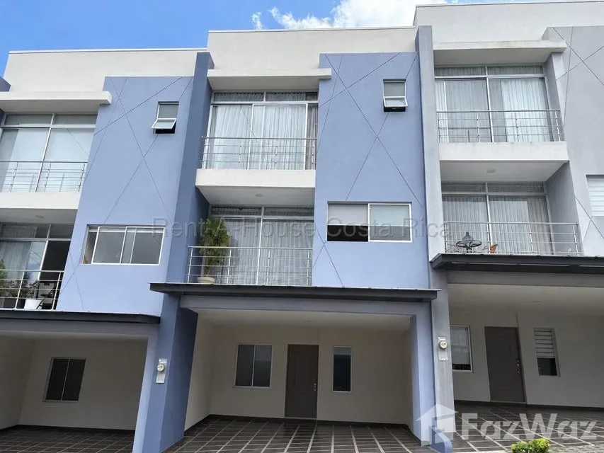 Modern House for Sale in Condominio Hacienda Lincoln, San Miguel de Santo Domingo