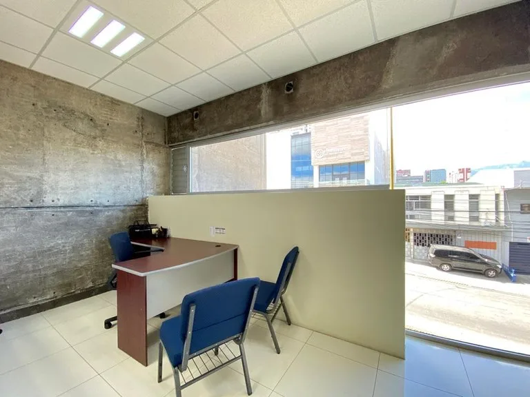 Freestanding Building in La Merced