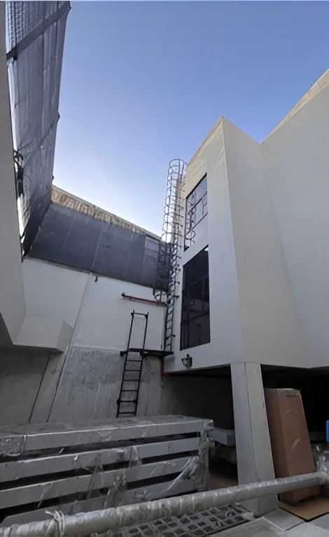 Freestanding Building in Grecia