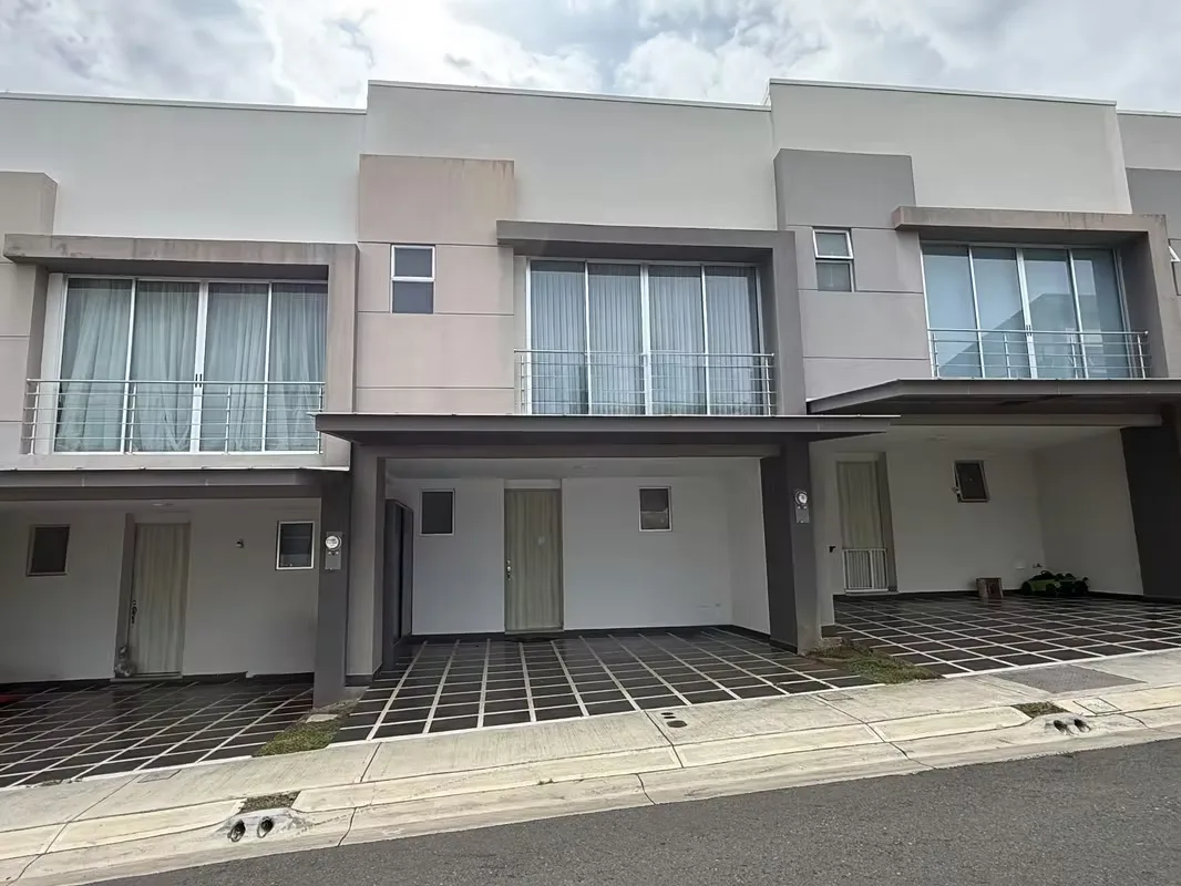 Propiedad de construcción reciente dispone de 145 metros cuadrados distribuidos en dos niveles. Cuenta con dos espacios de parqueo y mueble de bodega en el garage. El diseño interior ...