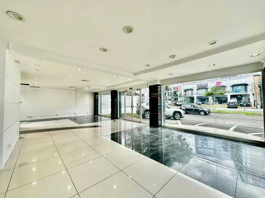 Casa Comercial en Alquiler en Rohrmoser – Espacios Amplios, Modernos y Versátiles