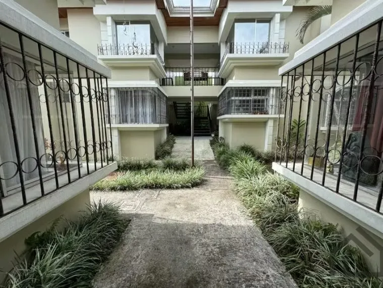 Apartamento en primer piso de 2 habitaciones ubicado en pequeño condominio, ubicado en residencial St Claire.