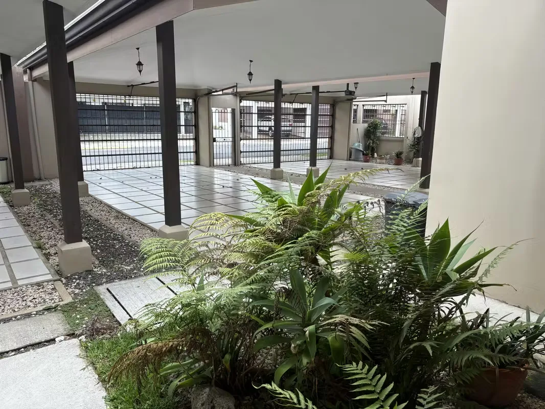 Precioso y conveniente condominio ubicado en Pinares, del cruce de Walmart, 200 norte y 100 este. Ubicado en primera planta, cuenta con sala comedor, cocina ...