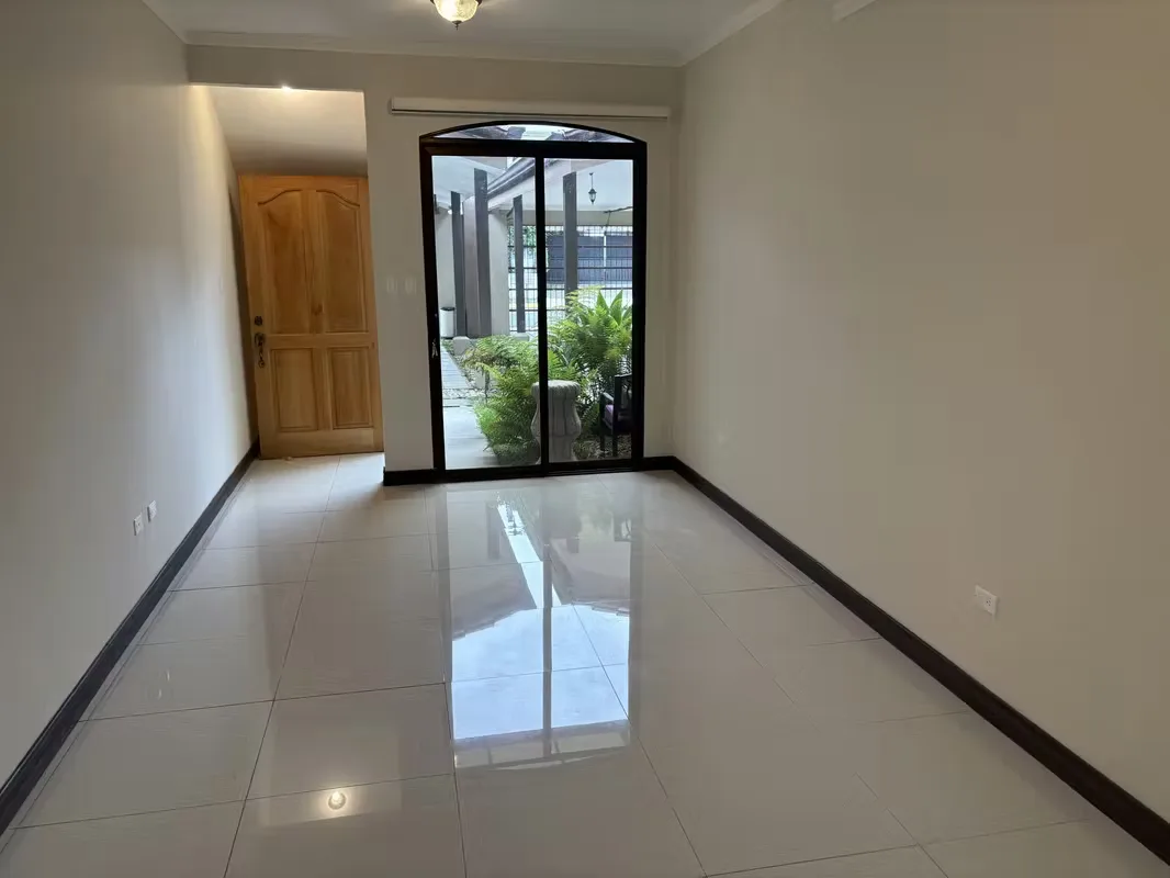 Precioso y conveniente condominio ubicado en Pinares, del cruce de Walmart, 200 norte y 100 este. Ubicado en primera planta, cuenta con sala comedor, cocina ..., photo 3