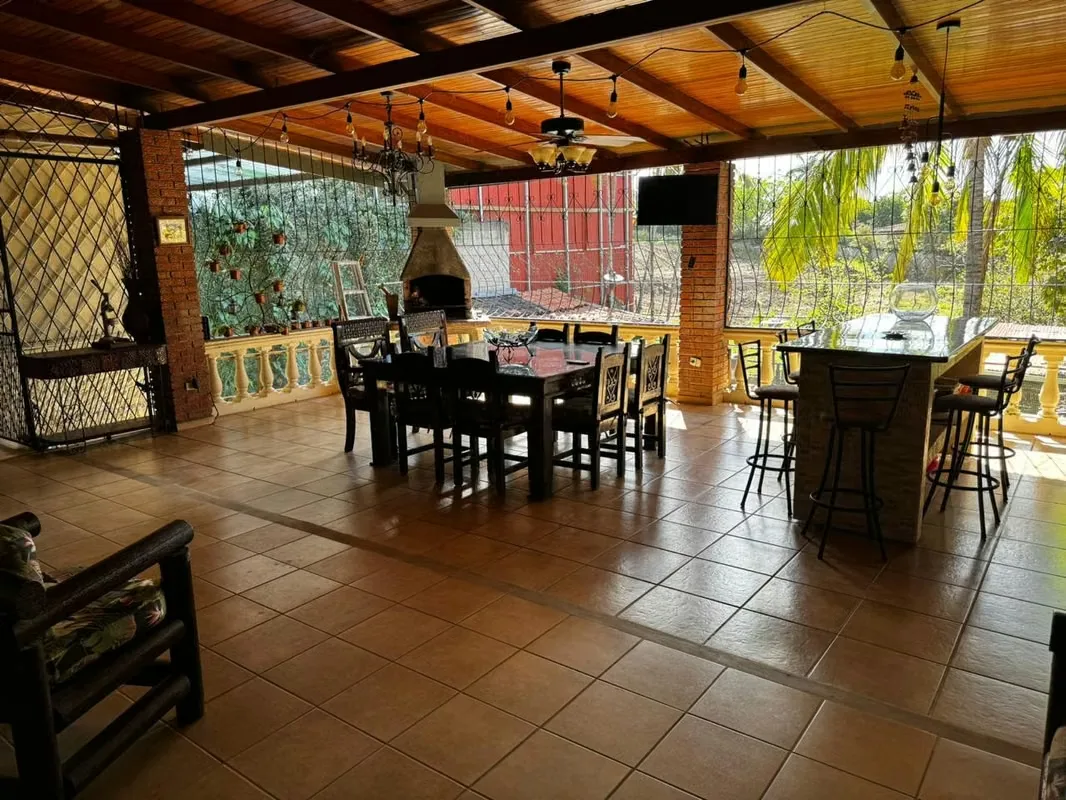 Esta casa independiente se encuentra en Guachipelín Norte, en el límite con Pozos, y ofrece una oportunidad única para vivir en una comunidad cerrada, tranquila y segura. Ubicada en ...