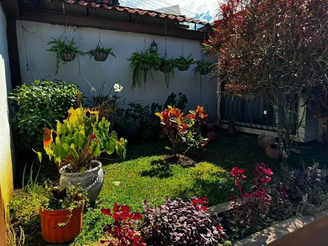 Esta casa independiente se encuentra en Guachipelín Norte, en el límite con Pozos, y ofrece una oportunidad única para vivir en una comunidad cerrada, tranquila y segura. Ubicada en ..., photo 2