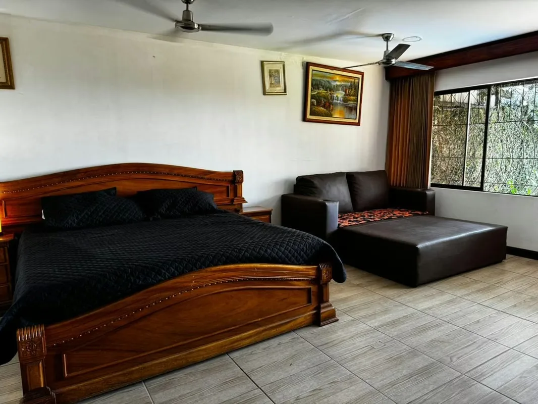Esta casa independiente se encuentra en Guachipelín Norte, en el límite con Pozos, y ofrece una oportunidad única para vivir en una comunidad cerrada, tranquila y segura. Ubicada en ..., photo 3