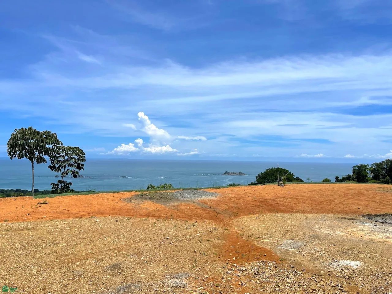 LOTE CON VISTAS AL OCÉANO, ISLAS, COSTA Y MONTAÑAS – LISTO PARA CONSTRUIR