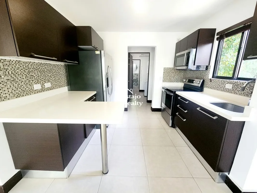Alquiler de Casa esquinera, linea blanca, Condominio Parques del Sol, Santa Ana