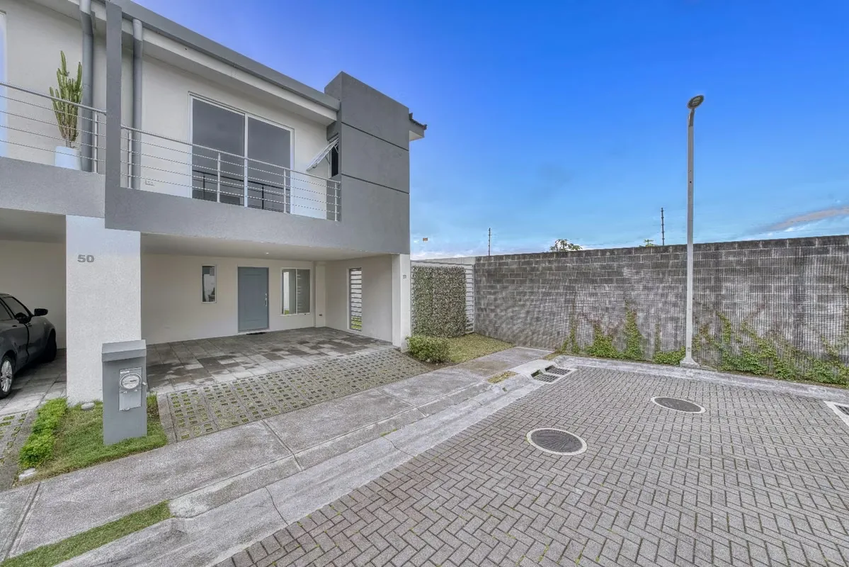 Se Alquila Casa Esquinera en Condominio Altos de Sabanilla, Montes de Oca 3 Habitaciones y Patio Privado NJA1448JB