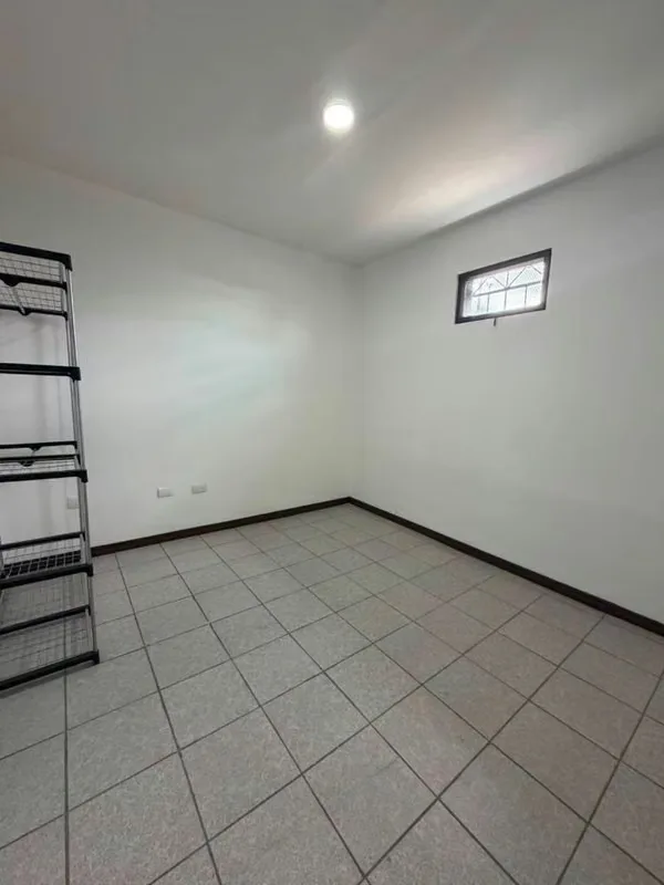 Se alquila apartamento remodelado en Zapote, muy cerca de la Casa Presidencial, la Universidad Veritas y fácil acceso a la UCR. Ubicación céntrica con facilidad de transporte ...