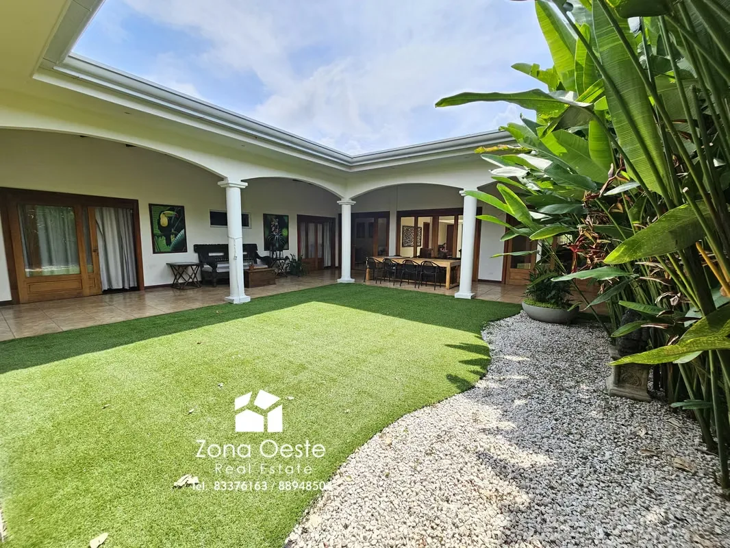 Spacious house for sale, unique design, detached, 1 floor, in Trejos Montealegre
